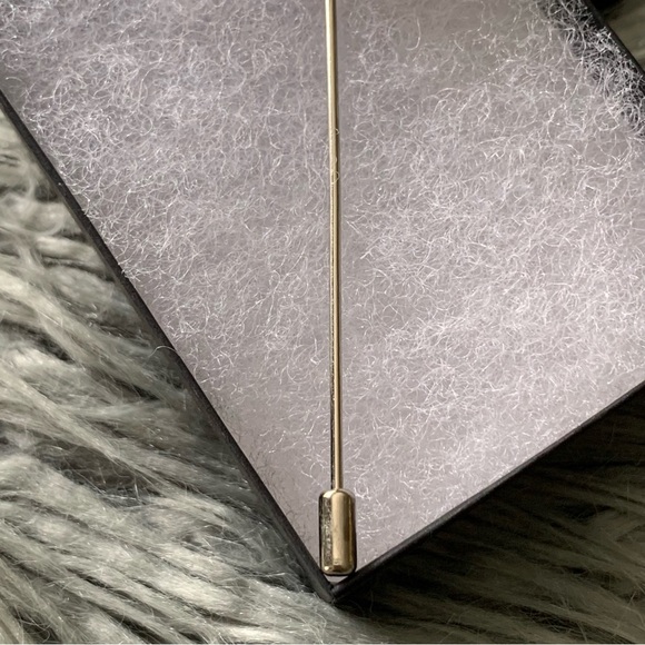 Vintage Flower Hat Lapel Pin - Picture 3 of 7